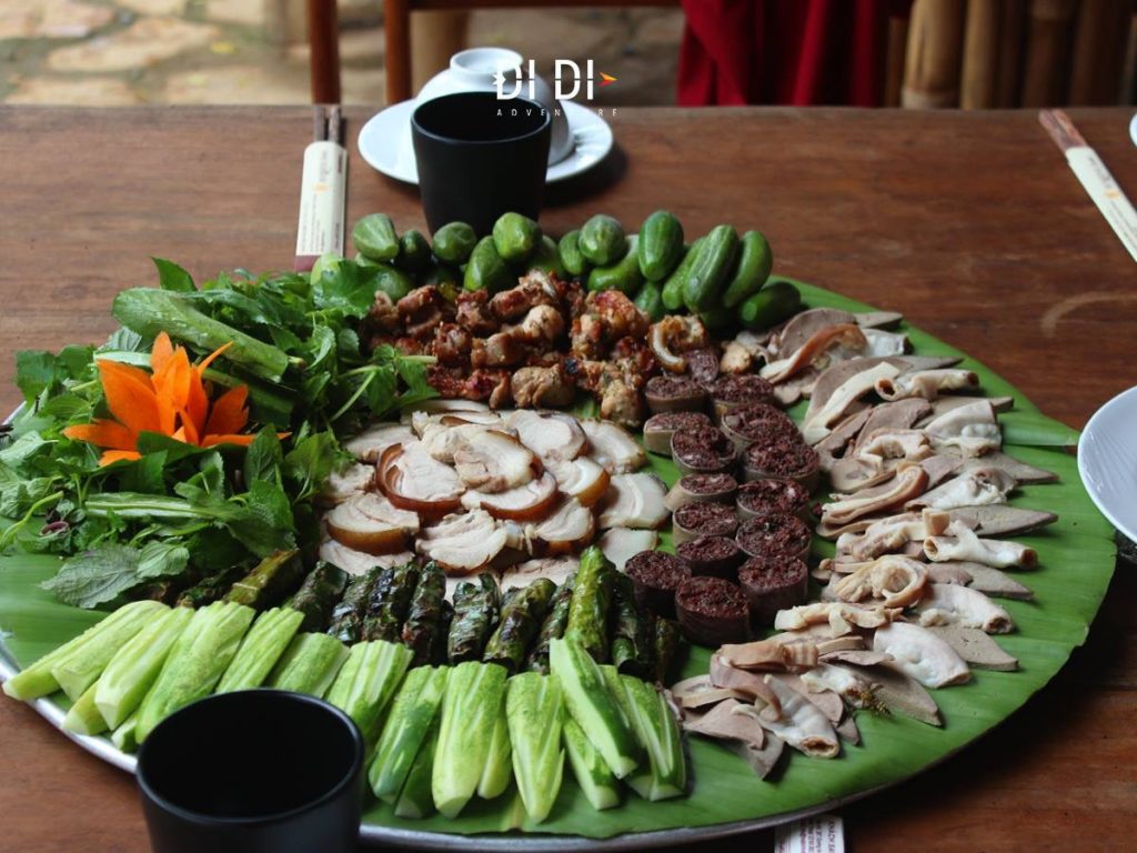 Cỗ lá lợn bản - Đặc sản Hòa Bình