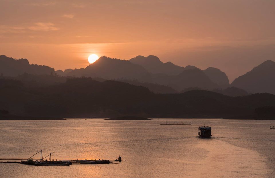 Hoàng hôn buông xuống trên bản Ngòi Hoa, Tân Lạc, Hoà Bình.