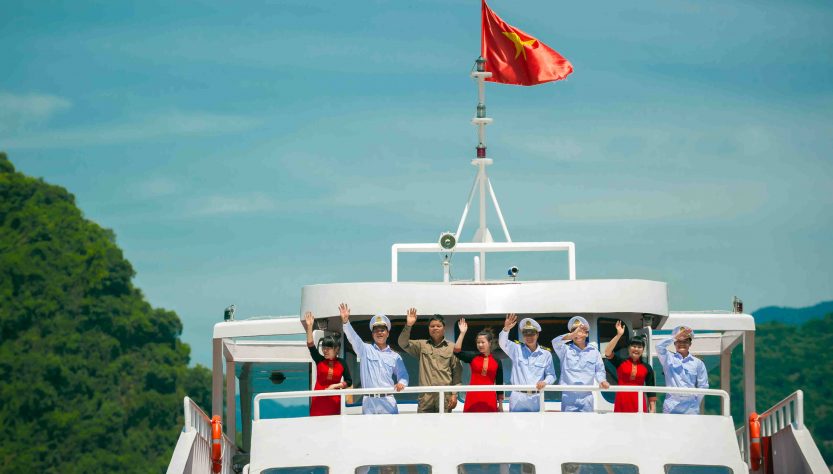 Du thuyền du lịch Hồ Hòa Bình