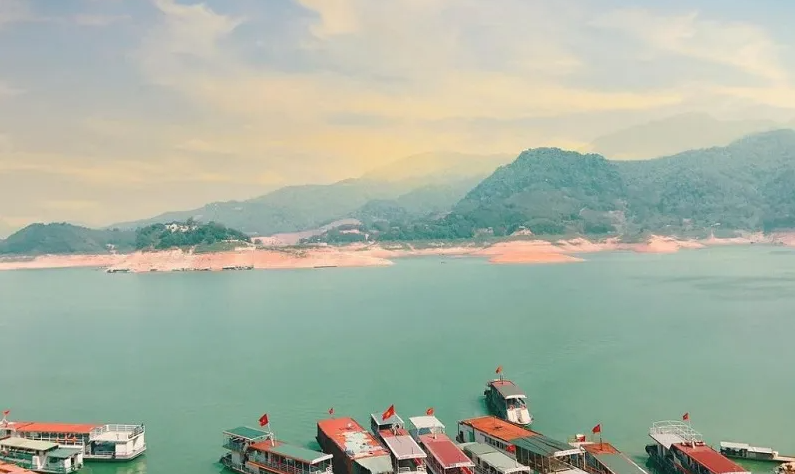 Thuê thuyền du lịch hồ Hòa Bình