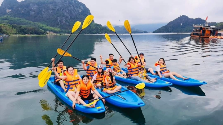 Chèo kayak tại Bản Ngòi Hòa Bình