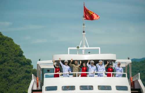 Du thuyền Hồ Hòa Bình