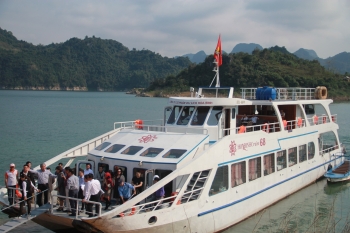 Du thuyền Hồ Hòa Bình